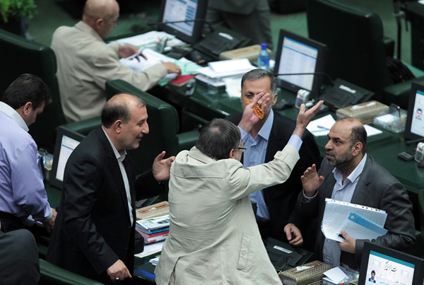 تصاویر/ اعتراض آقامحمدی نماینده ی خرم آباد در مجلس نسبت به حمایت برخی نمایندگان از محمدجواد ظریف
